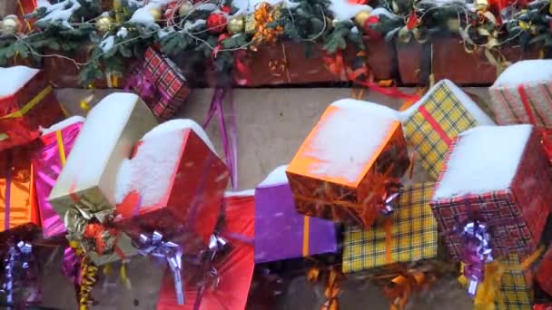 Nevadas, ventiscas en invierno en la ciudad, regalos de Navidad y Año Nuevo — Vídeos de Stock