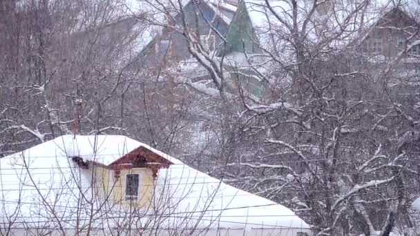 Kışın şehirde kar yağışı, kar yağarken yumuşak karlı bir Noel sabahı. — Stok video