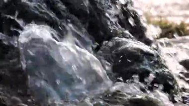 Dağ şelale, dere, nehir. Güneş ışığı içinde taşlar üzerinde su sıçramalarına