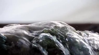 Dağ şelale, dere, nehir. Güneş ışığı içinde taşlar üzerinde su sıçramalarına