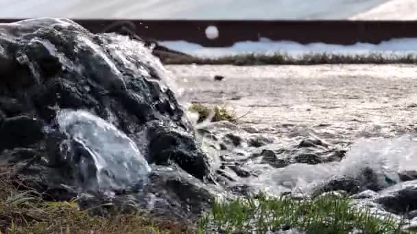 Berg waterval, creek, rivier. Water spatten over stenen in zonlicht — Stockvideo