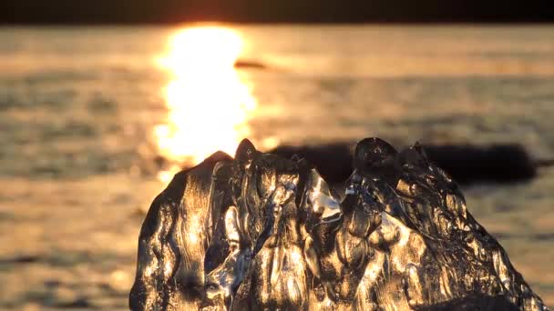 Крижаний потік у воді, фрагменти льоду на річці навесні, дрейф льоду — стокове відео