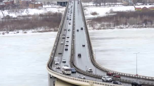 Cars driving on snowy road in winter, traffic driving on the bridge, highway — Stock Video