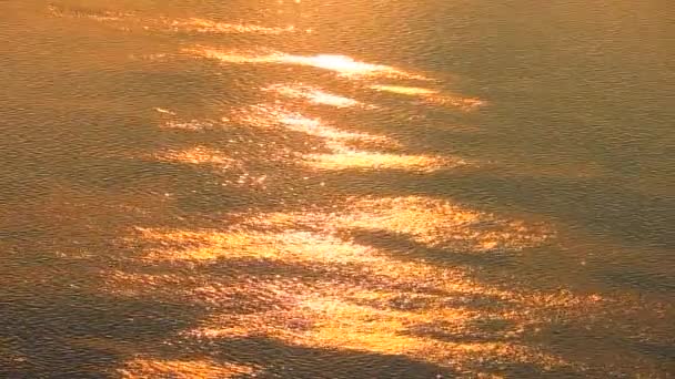 Slunce se odráží v jezerní vodě a vytváří tisíce oslnivých záblesků hvězd — Stock video