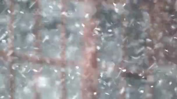 Snöfall på vintern i staden, mjuk snöig jul morgon med fallande snö — Stockvideo
