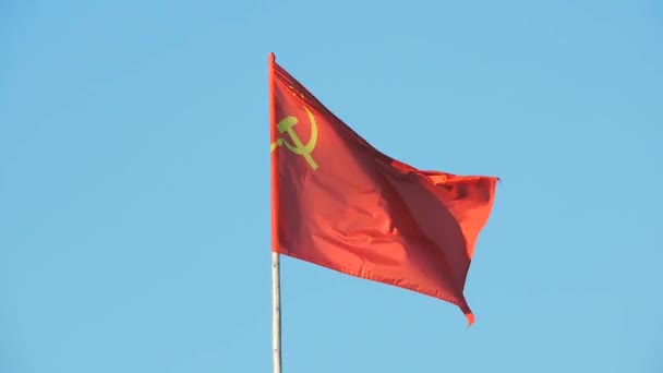 Η κόκκινη σημαία με το σφυρί και το δρεπάνι της Ένωσης Σοβιετικών Σοσιαλιστικών Δημοκρατιών η ΕΣΣΔ κυματίζει στον άνεμο — Αρχείο Βίντεο