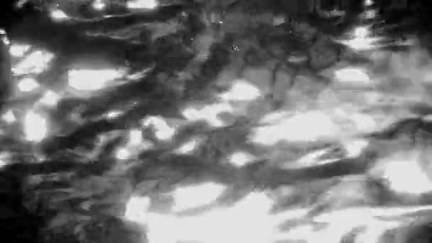 Bergkreek, beek, riviermonding - stromend stromend water, reflectie van licht in water, de patronen op het water — Stockvideo