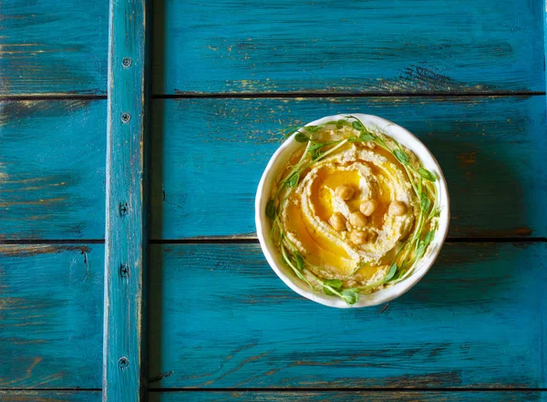 Hummus con aceite de oliva y brotes —  Fotos de Stock