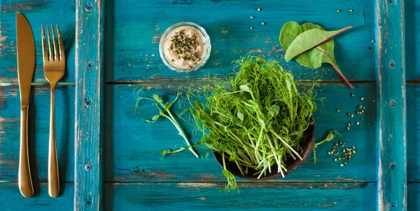 Frische Sprossen auf Holzgrund — Stockfoto