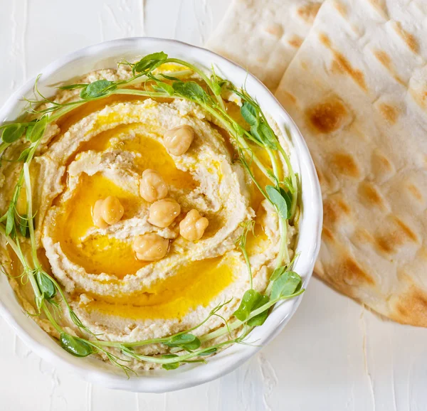 Hummus mit Olivenöl und Rosenkohl Stockfoto
