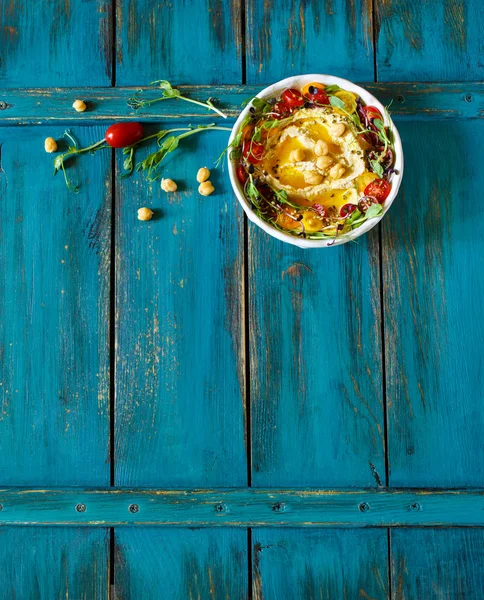 Hummus met olijfolie, spruiten en tomaten Rechtenvrije Stockfoto's