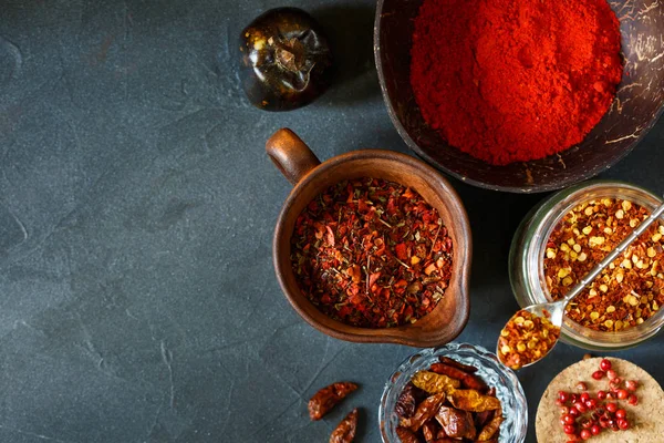 Variedad de pimientos rojos picantes sobre fondo gris —  Fotos de Stock