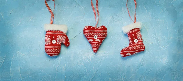 Christmas decorations hanging on a blue background. — Stock Photo, Image