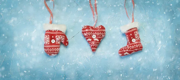 Christmas decorations hanging on a blue background. — Stock Photo, Image