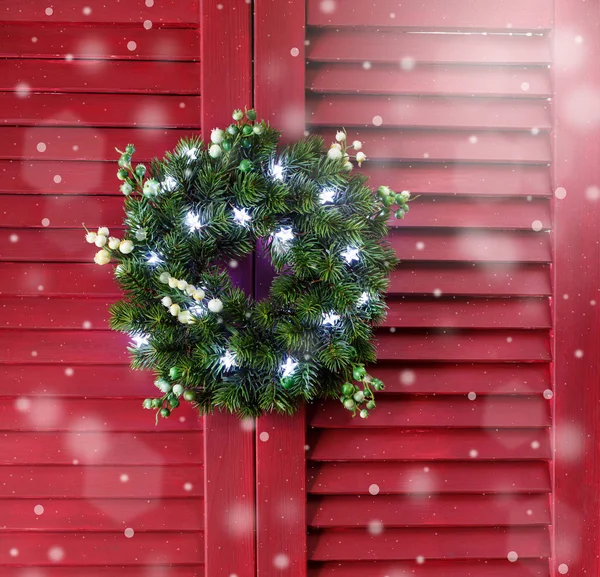 A grinalda de Natal em umas estores de madeira vermelhas . — Fotografia de Stock