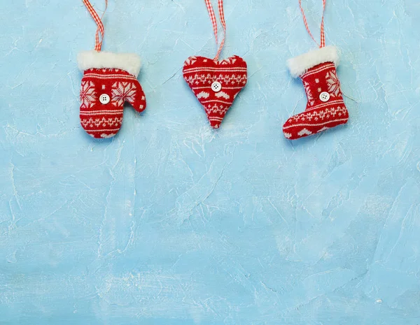 Decorações de Natal penduradas em um fundo azul . — Fotografia de Stock