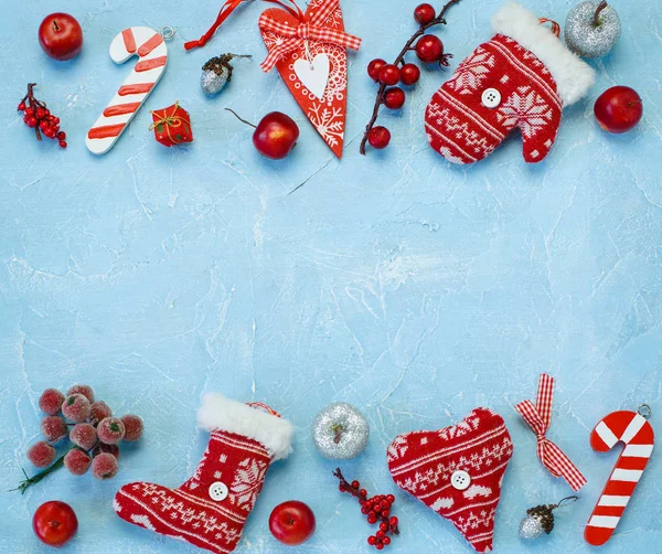 Sammlung von weihnachtlichen Objekten auf blau. — Stockfoto