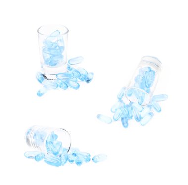 İçki kadehi izole softgel hapları tam