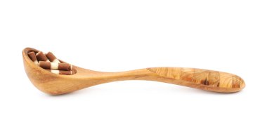 Kaşık çikolata tıraş çipin izole