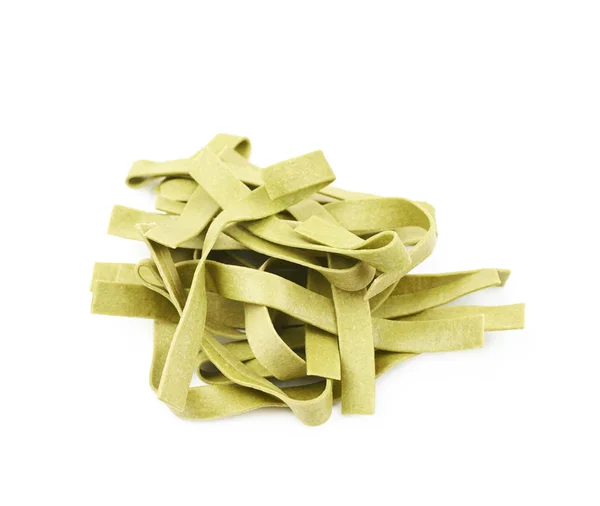 Купа зелених макаронних виробів ізольовані — стокове фото