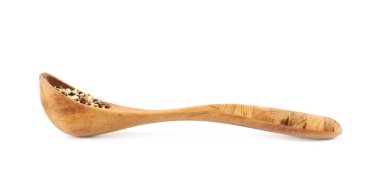 Tahta kaşık izole quinoa tohumları