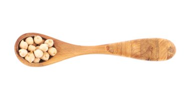 Beyaz arka plan üzerinde izole nohut, tahta kaşık