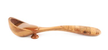 Tahta kaşıkla karamel sos izole