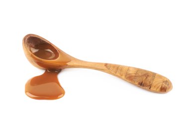 Tahta kaşıkla karamel sos izole