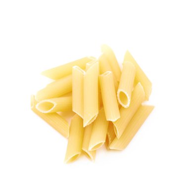 İzole kuru penne makarna