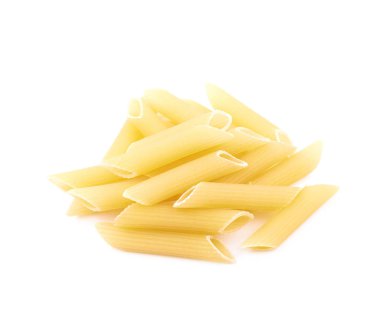 İzole kuru penne makarna