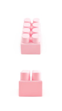 İzole tek oyuncak inşaat bloğu