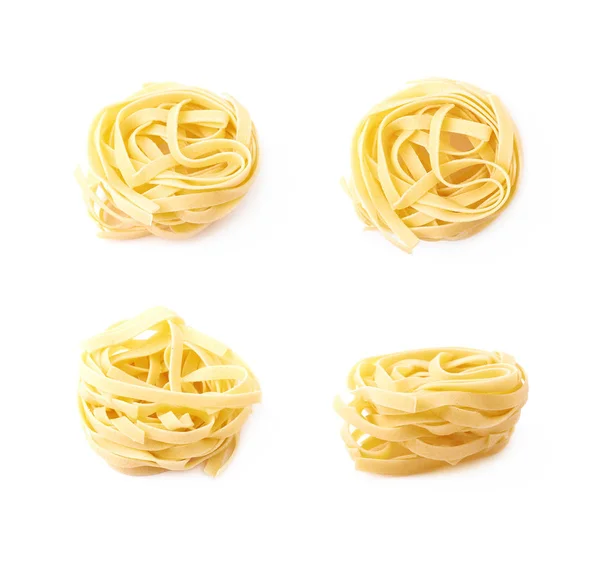 Pastas fettuccine sin cocer aisladas —  Fotos de Stock