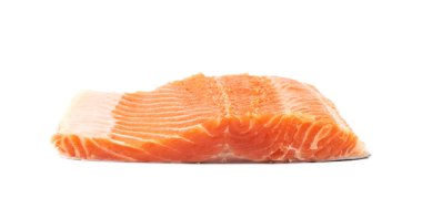 İzole çiğ somon fileto balık
