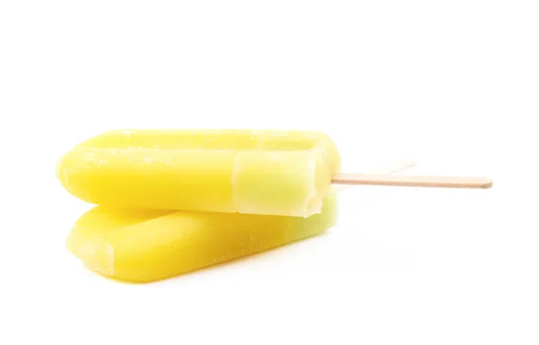 Замороженное фруктовое мороженое изолировано — стоковое фото