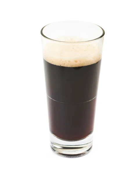 Glas mörk öl isolerade — Stockfoto