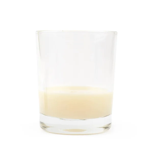 Gecondenseerde melk in een geïsoleerd glas — Stockfoto