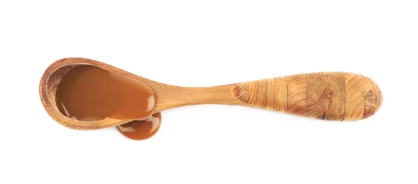 Houten lepel van karamel saus geïsoleerd — Stockfoto