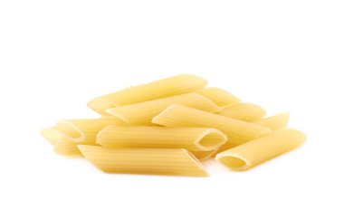 İzole kuru penne makarna