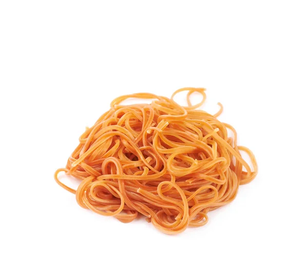 Stapel van gekookte tomaat spaghetti geïsoleerd — Stockfoto