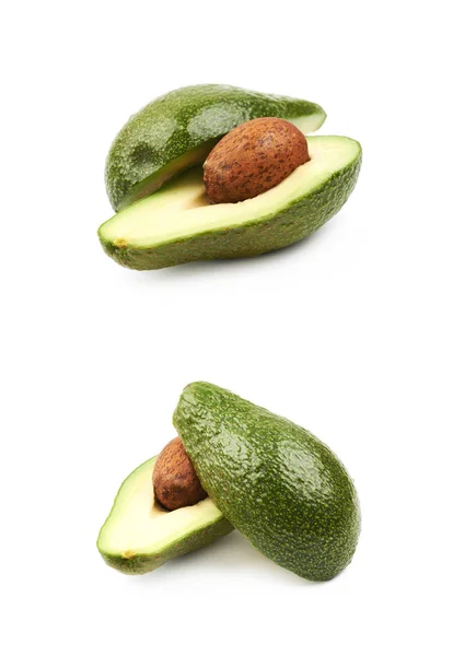 Snijd plakjes rijpe avocado geïsoleerd — Stockfoto