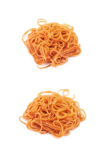 Mucchio di spaghetti di pomodoro cotti isolato — Foto Stock