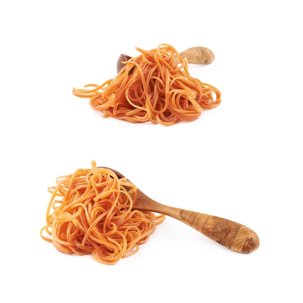 Stapel van gekookte tomaat spaghetti geïsoleerd — Stockfoto