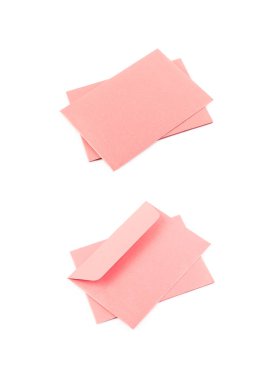 İzole kağıt zarf yığını