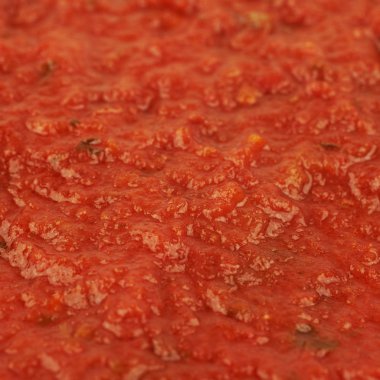 Domates sos ile kaplı yüzey