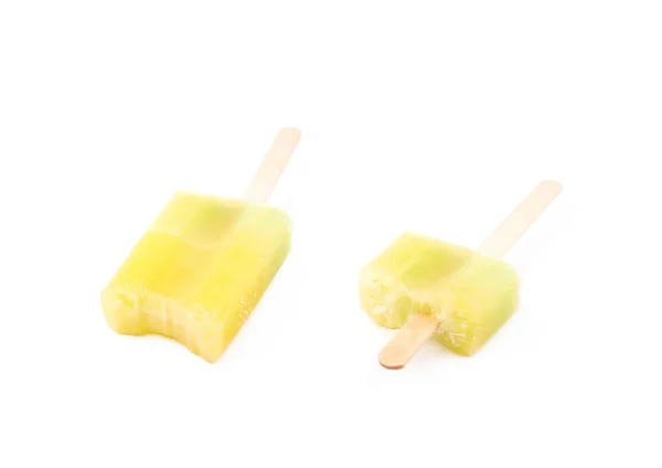 Замороженное фруктовое мороженое изолировано — стоковое фото