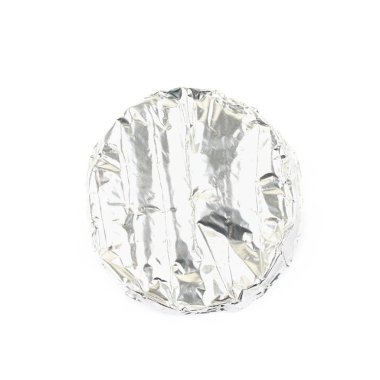 Brie peyniri izole folyo sarılmış