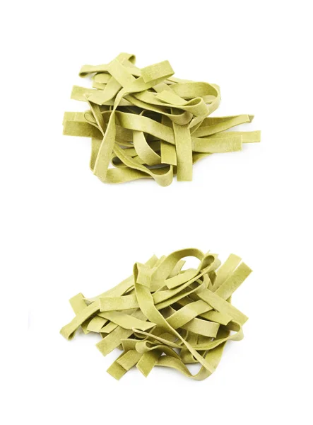 Stak af grøn fettucce pasta isoleret - Stock-foto