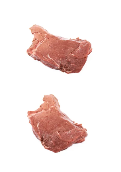 Fragmento de carne de bovino crua isolada — Fotografia de Stock