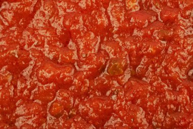 Domates sos ile kaplı yüzey