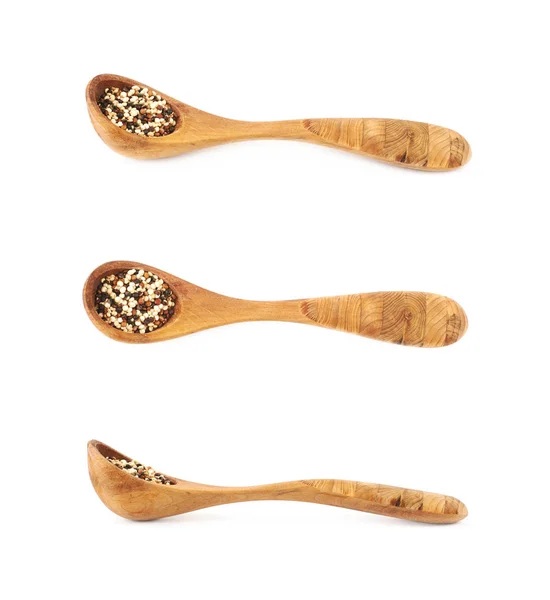 Drewniana łyżka nasion quinoa na białym tle — Zdjęcie stockowe